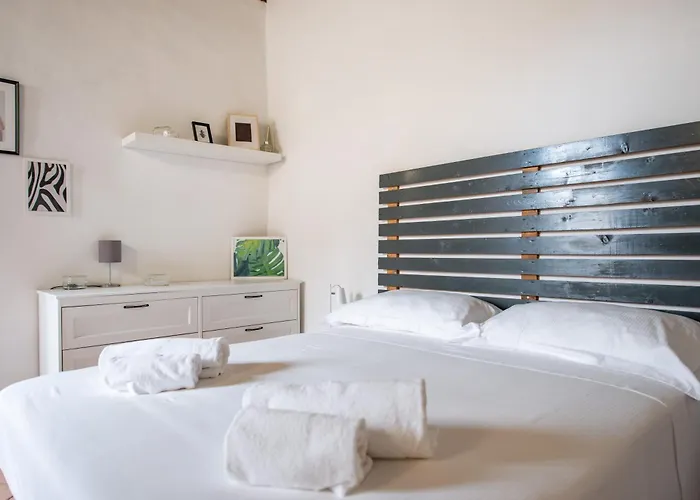 2 Apartments Next To A Market And Piazza Santa Croce - Homeunity